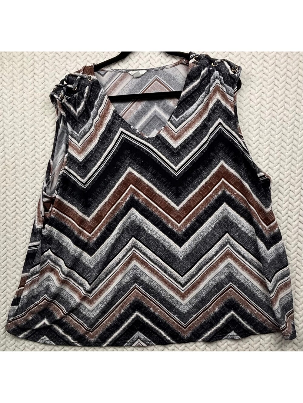 Plus Size Sleeveless Chevron Pattern Top 22/24W
